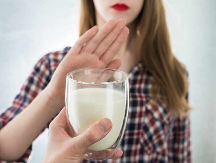Pessoa a rejeitar o leite por intolerância ou alergia